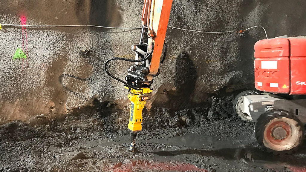 Martillo hidráulico Indeco HP 1200 FS trabajando en roca