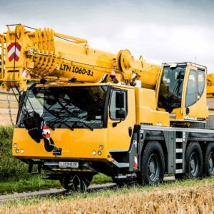 Grúa móvil Liebherr LTM 1060-3.1 en posición de transporte